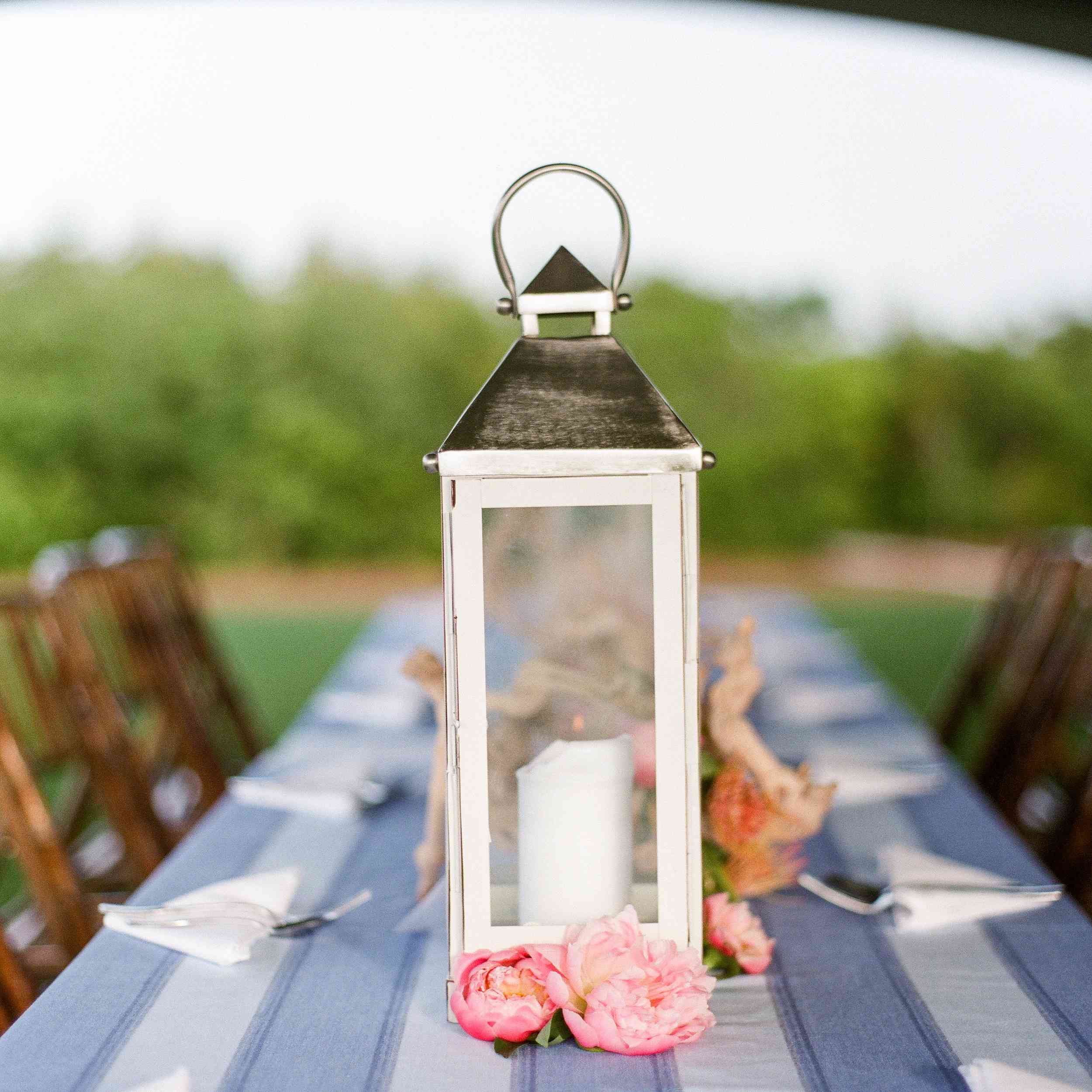 白色灯笼和航海桌布