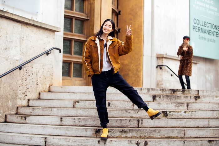 站在台阶上做和平手势的女人