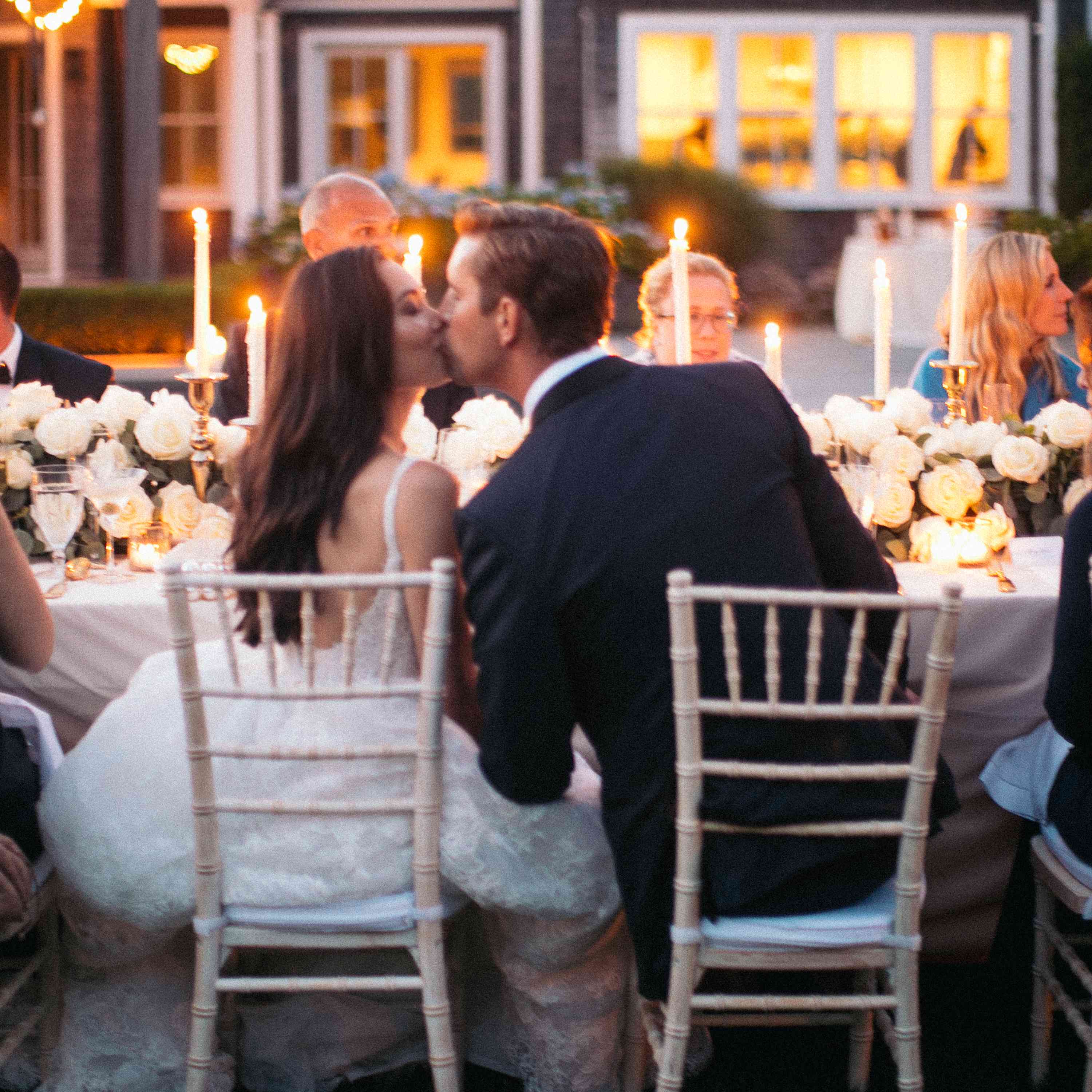 亲吻在晚餐的夫妇＂class=