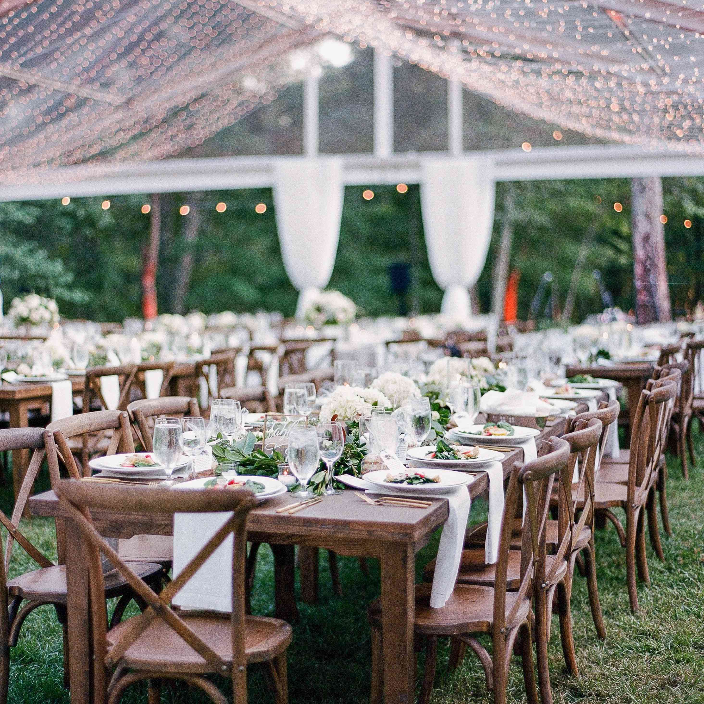 帐篷天花板上悬挂着闪烁的灯光。