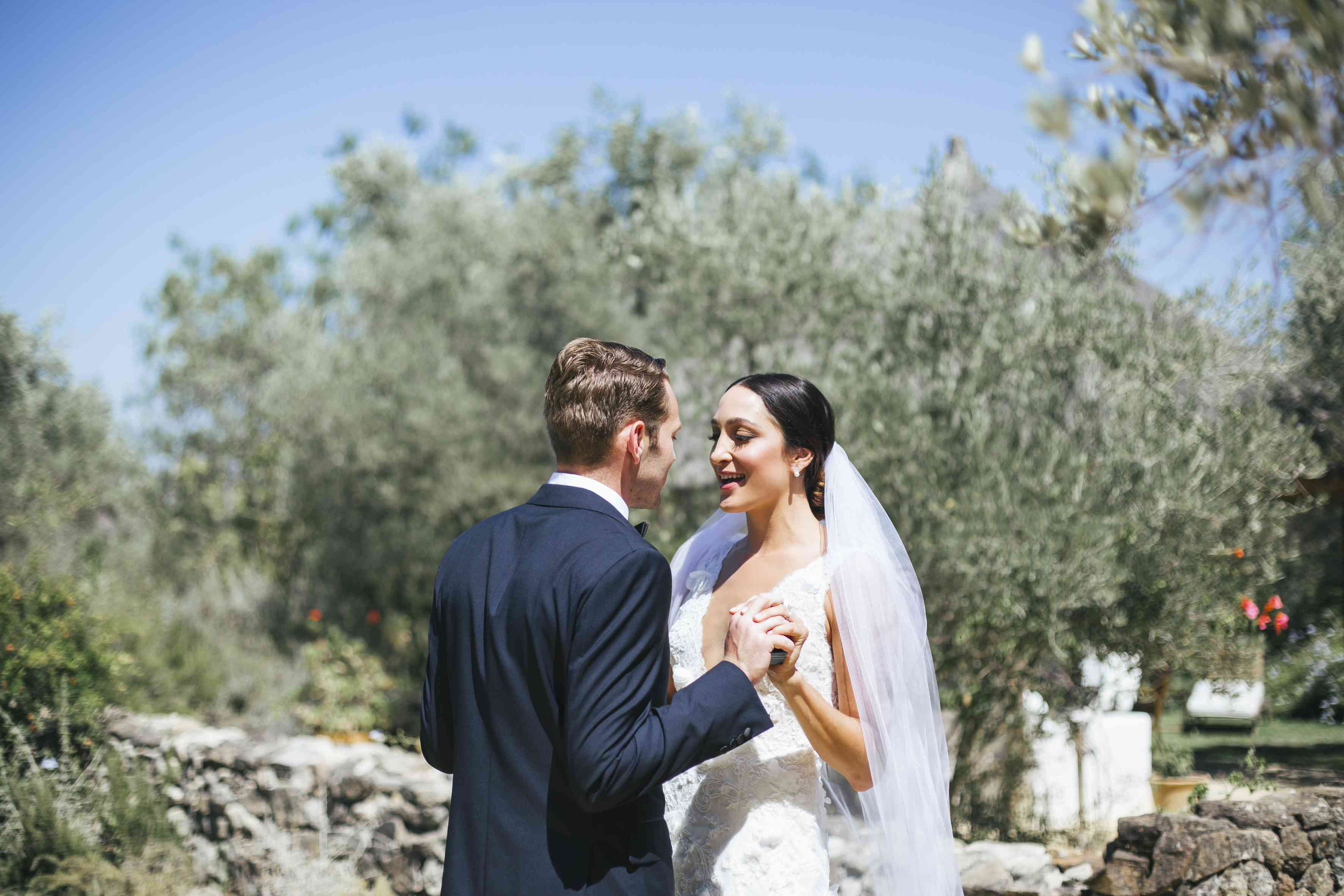 新娘和新郎手牵手