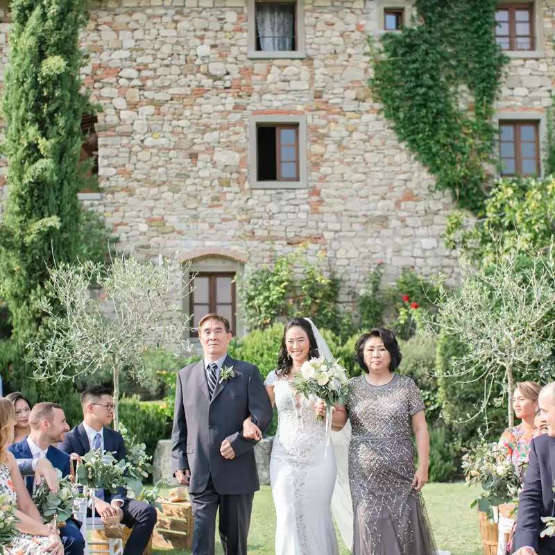 与父母双面走过道的新娘