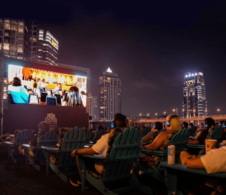 人们在休斯顿的屋顶上看电影