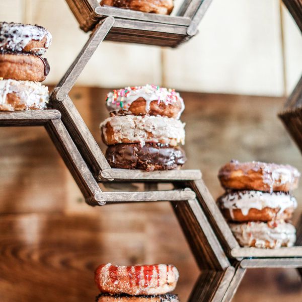 什锦甜甜圈（具有洒结冰和肉桂糖）堆叠在早午餐婚礼