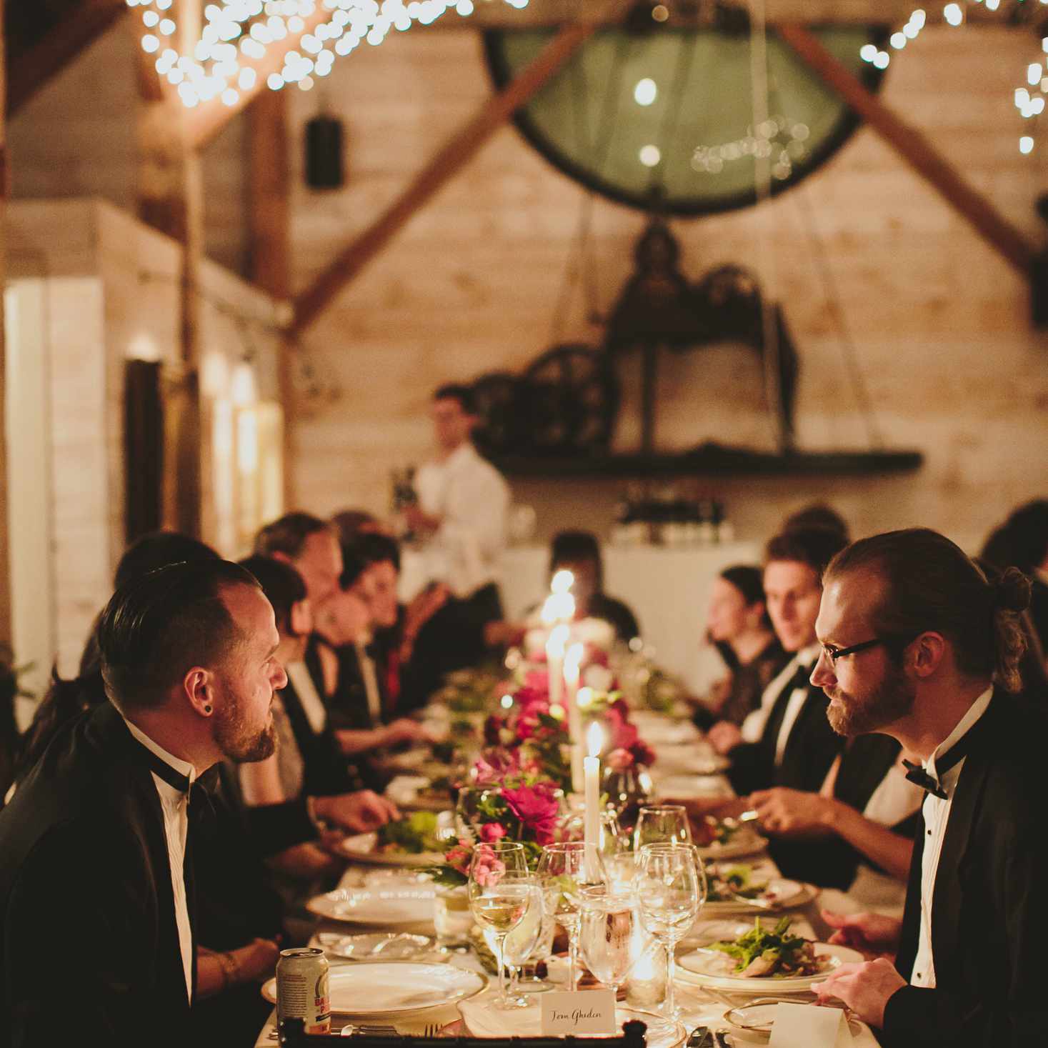 参加婚礼的客人落座吃饭