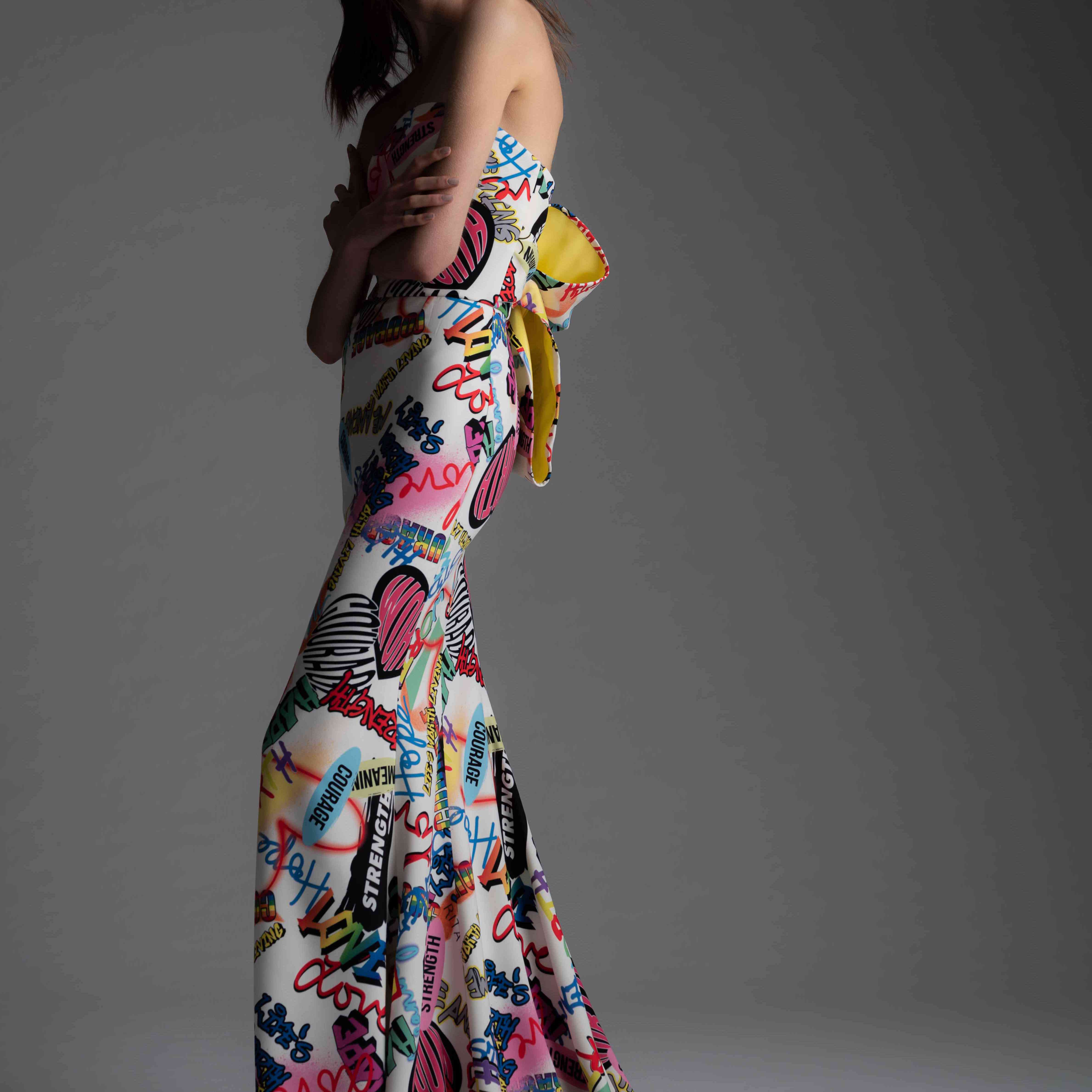 模型涂鸦图案露肩紧身连衣裙背面带有蝴蝶结细节