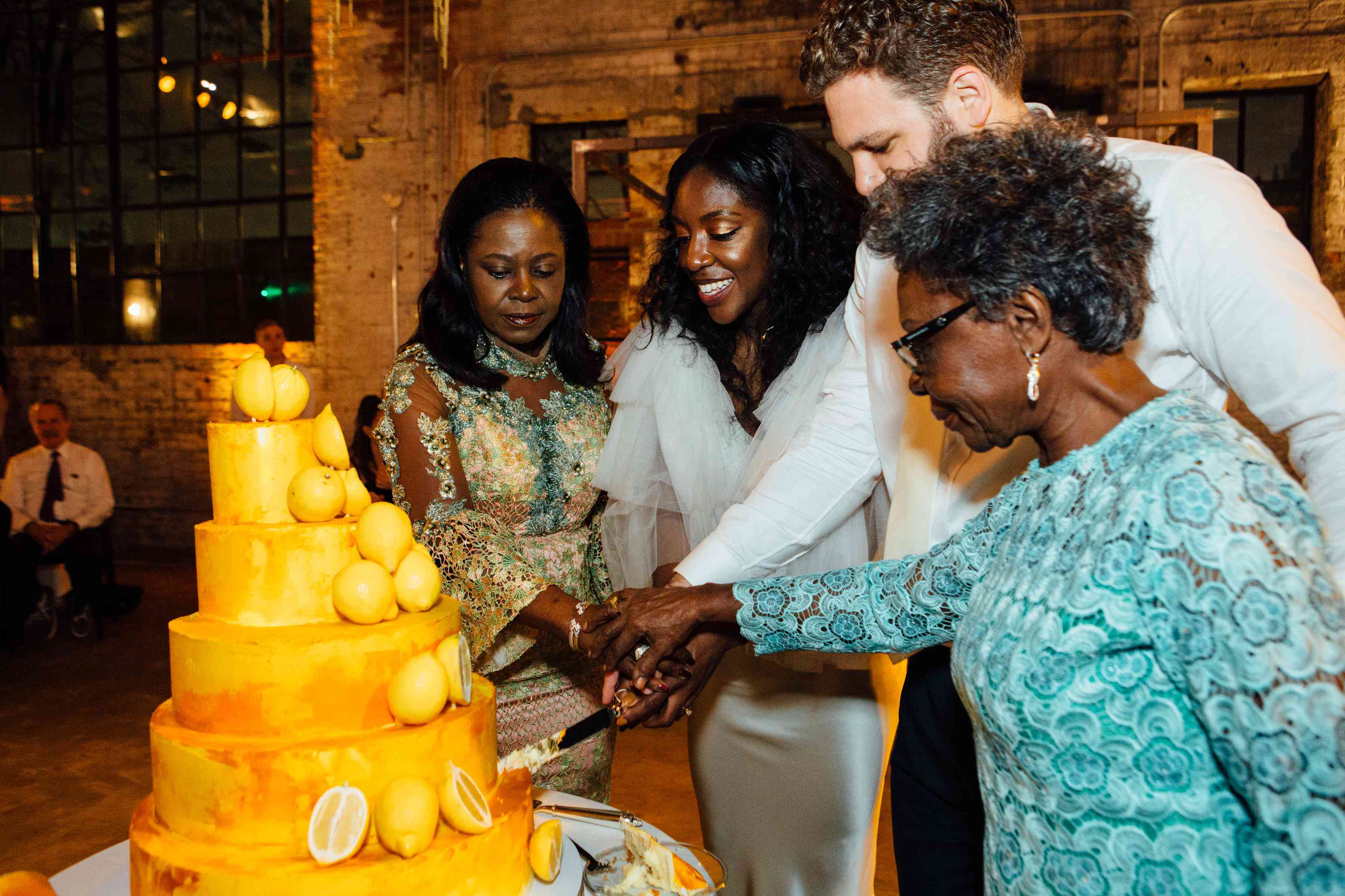 新娘新郎切蛋糕