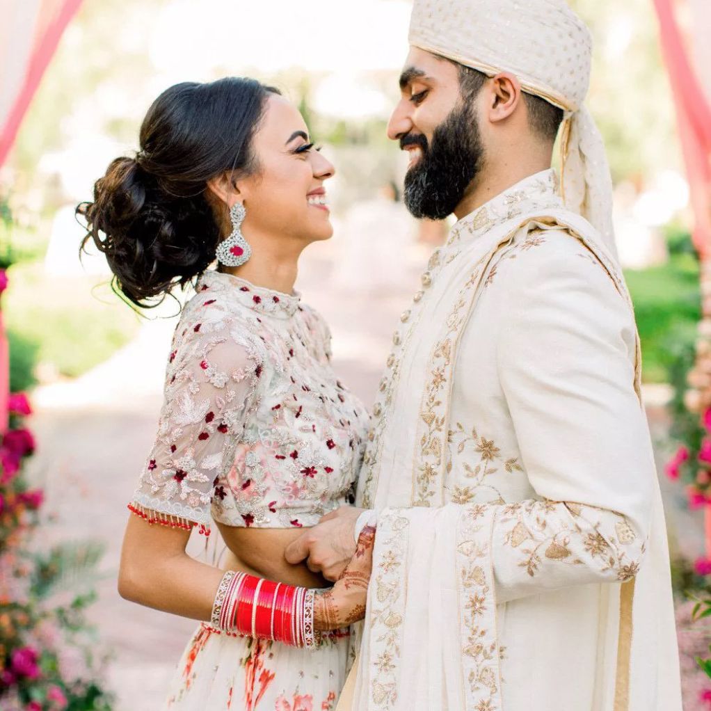 新婚夫妇拥抱”class=