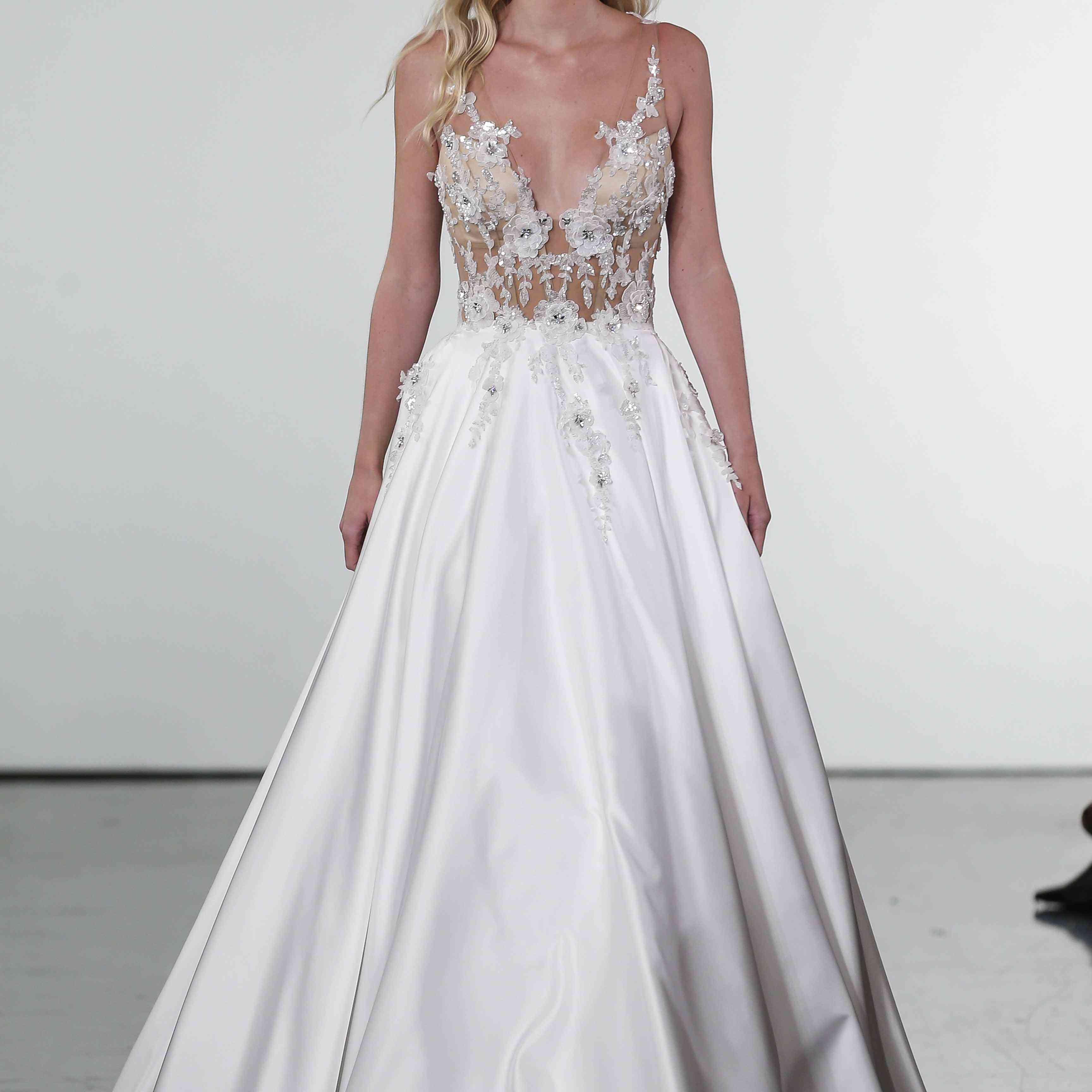 V领A型衣服的模型，胸衣上的花卉贴花