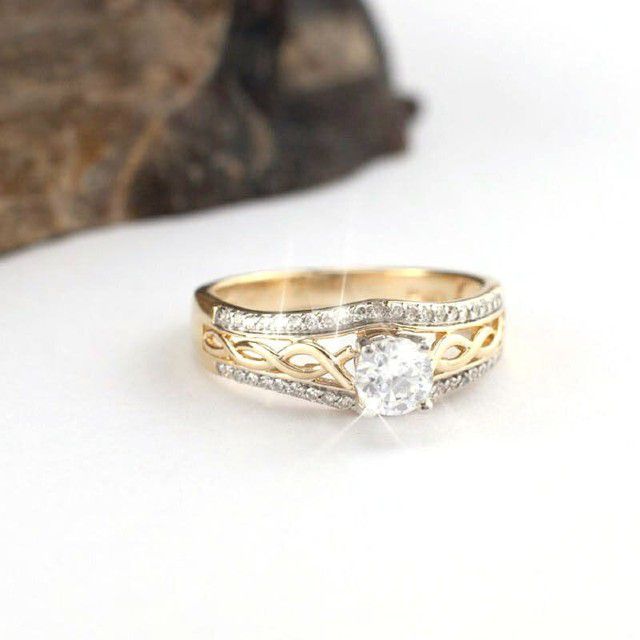 金凯尔特结合订婚戒指与铺钻钻石和中188bet官网88bet官网心钻石