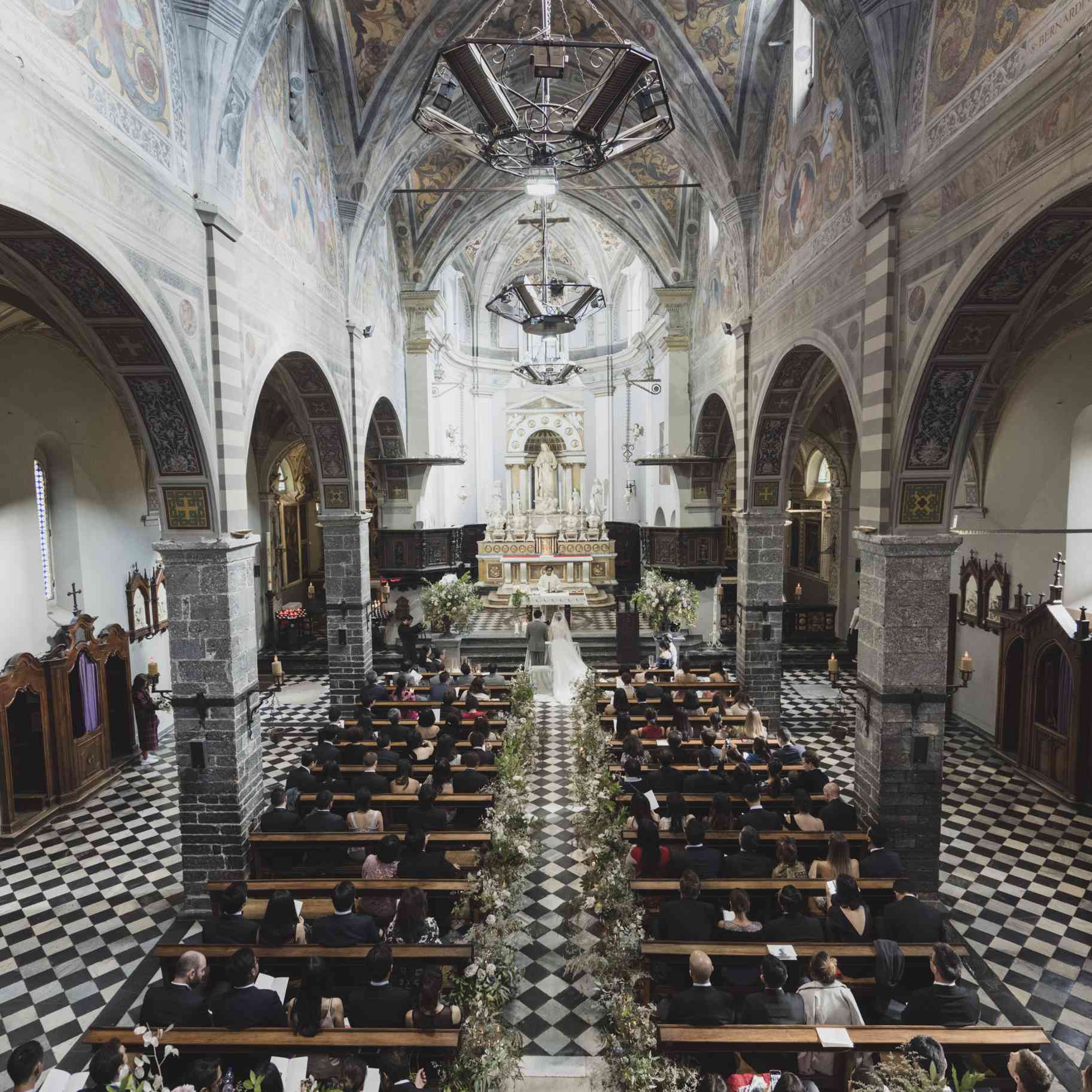 浪漫的科莫湖的婚礼，教堂内部