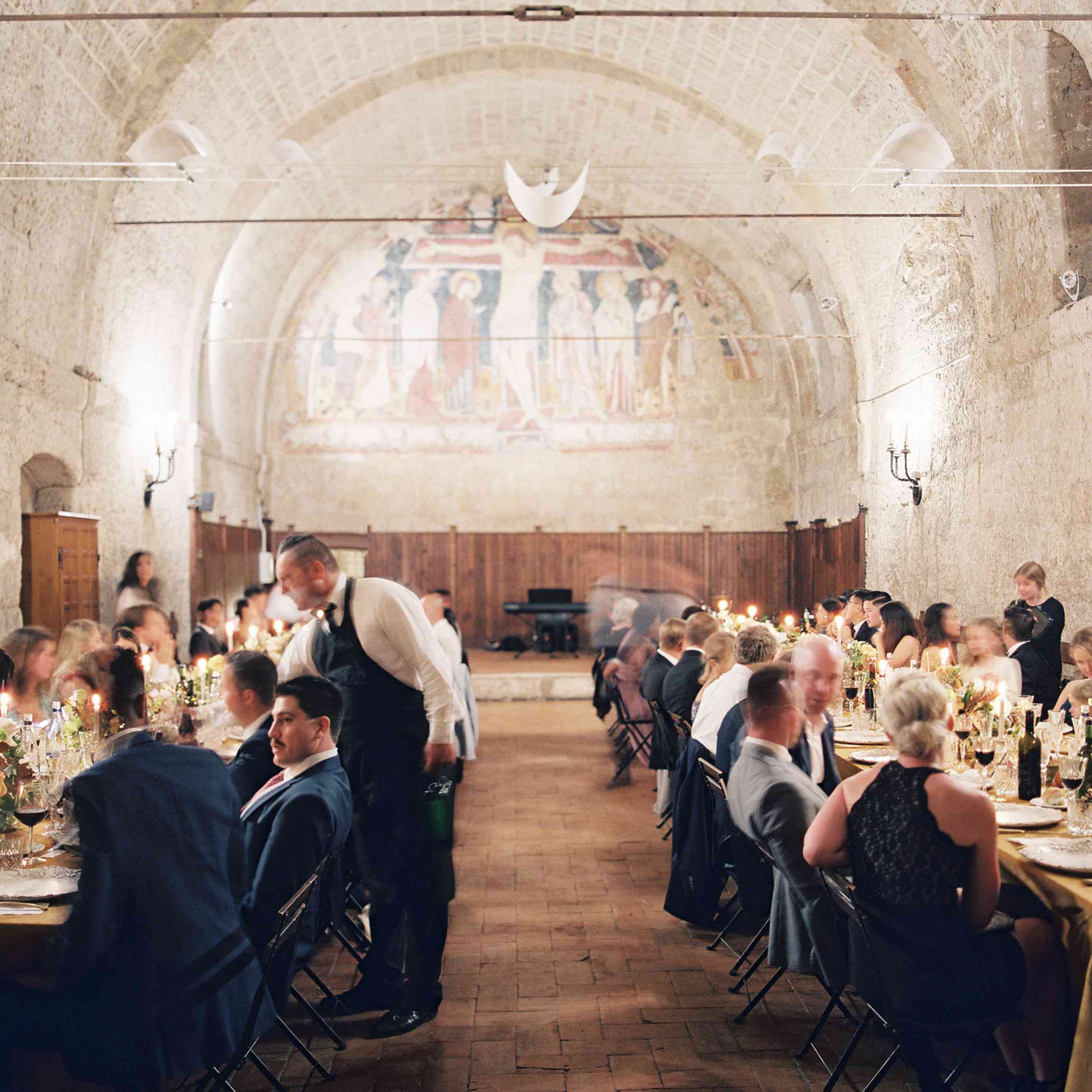 经典的la badia意大利婚礼，客人在婚宴上吃饭