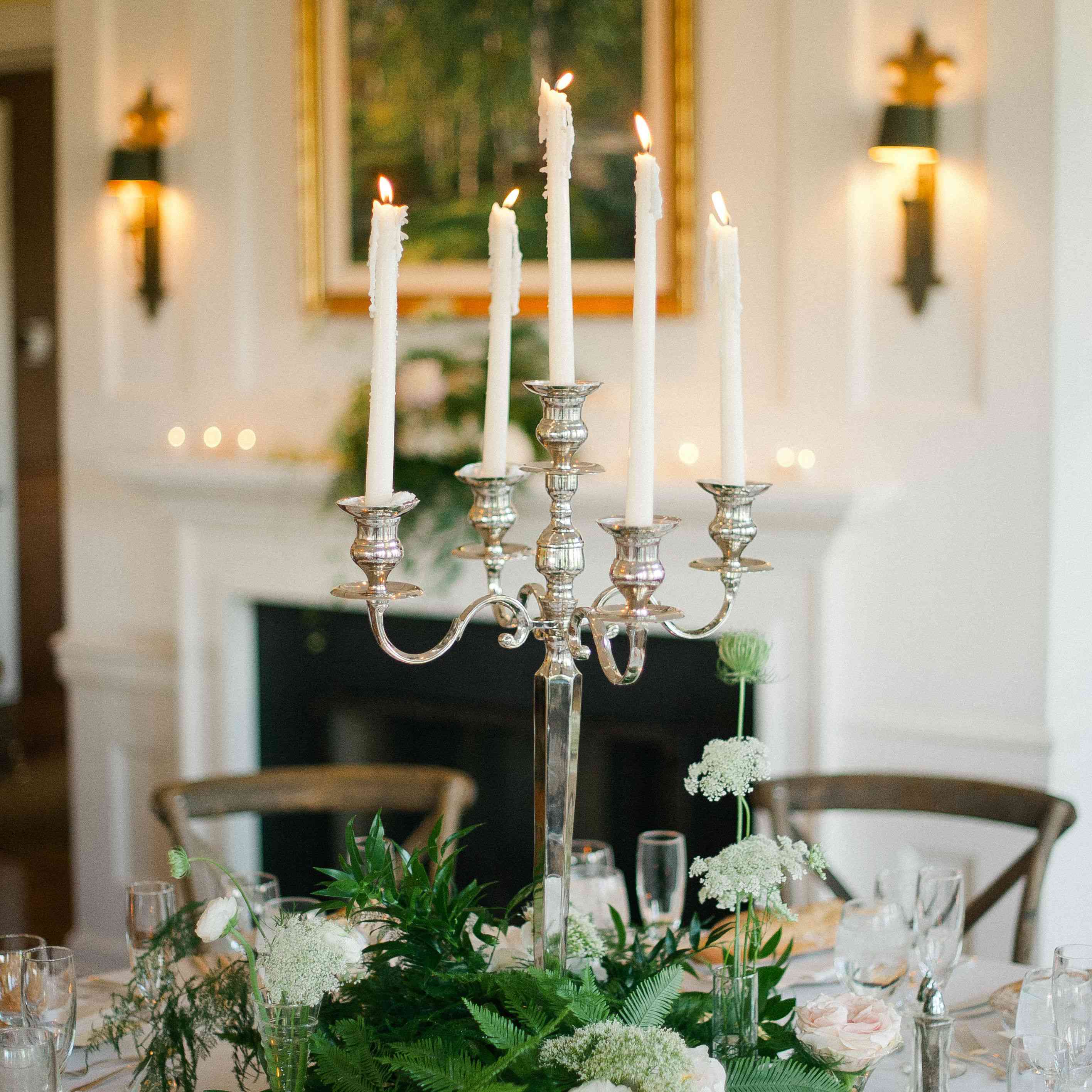 在结婚宴会桌上的银色蜡烛