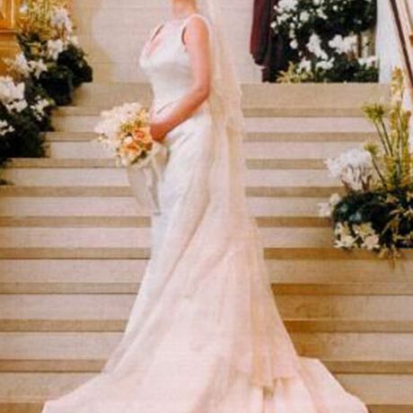 凯瑟琳·泽塔·琼斯2000年在克里斯蒂安·拉克鲁瓦嫁给迈克尔·道格拉斯