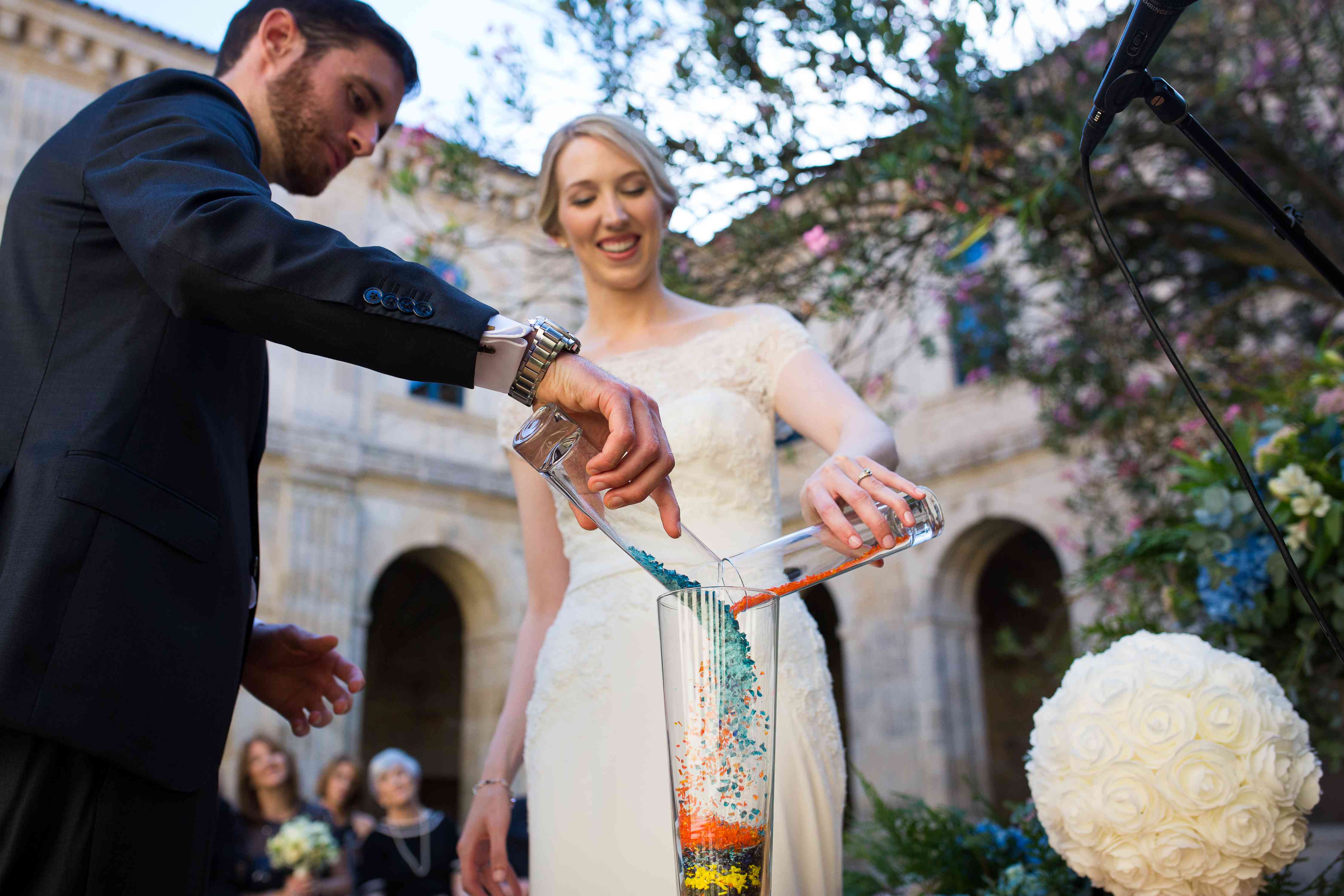 夫妇表演玻璃倾吐仪式