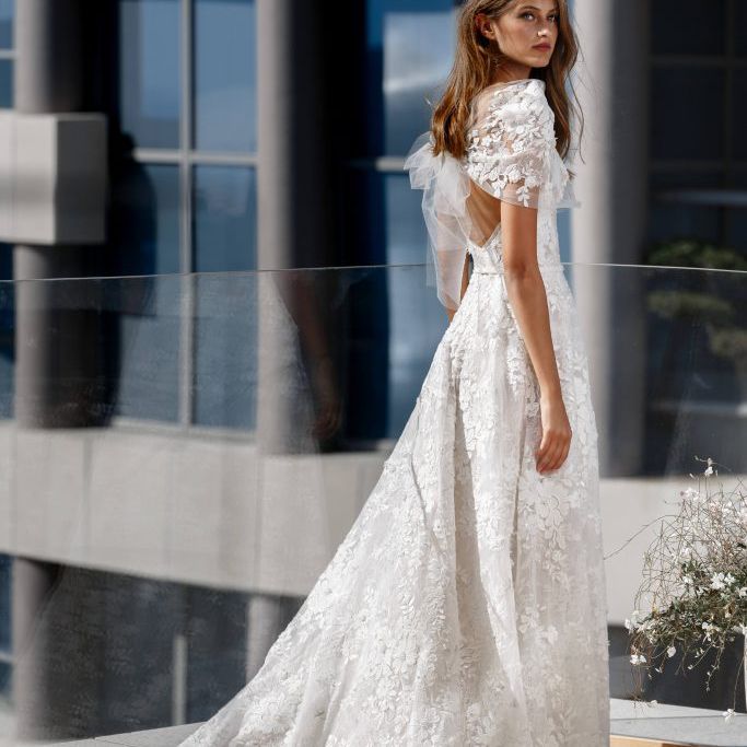 模特身着拖地绣花婚纱和披肩