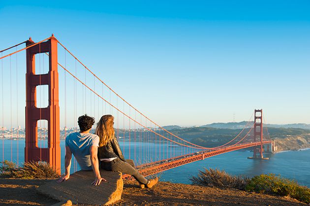 一对夫妇眺望金门大桥”class=