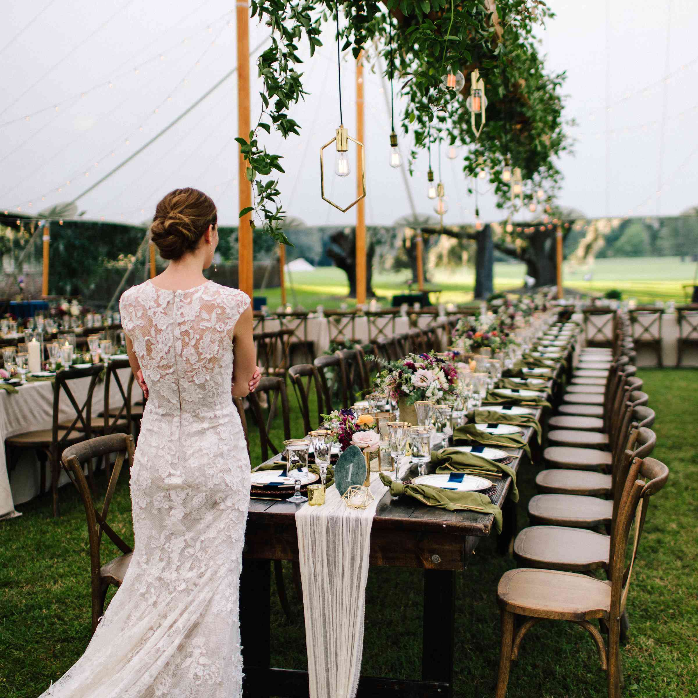 <p>新娘在看婚宴台</p><br><br>