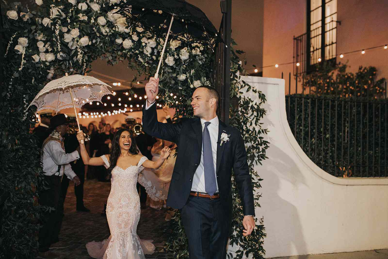 新娘和新郎撑伞