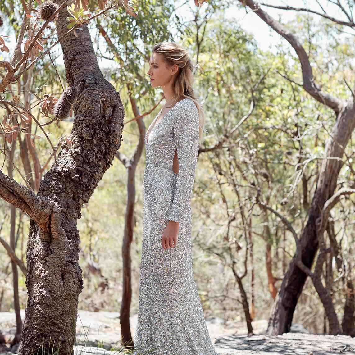 穿着银色亮片礼服的树林里的模型