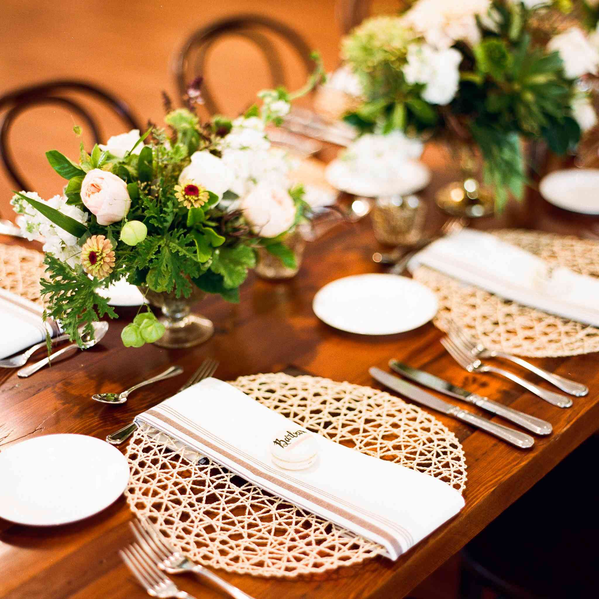 在木桌上放置餐具