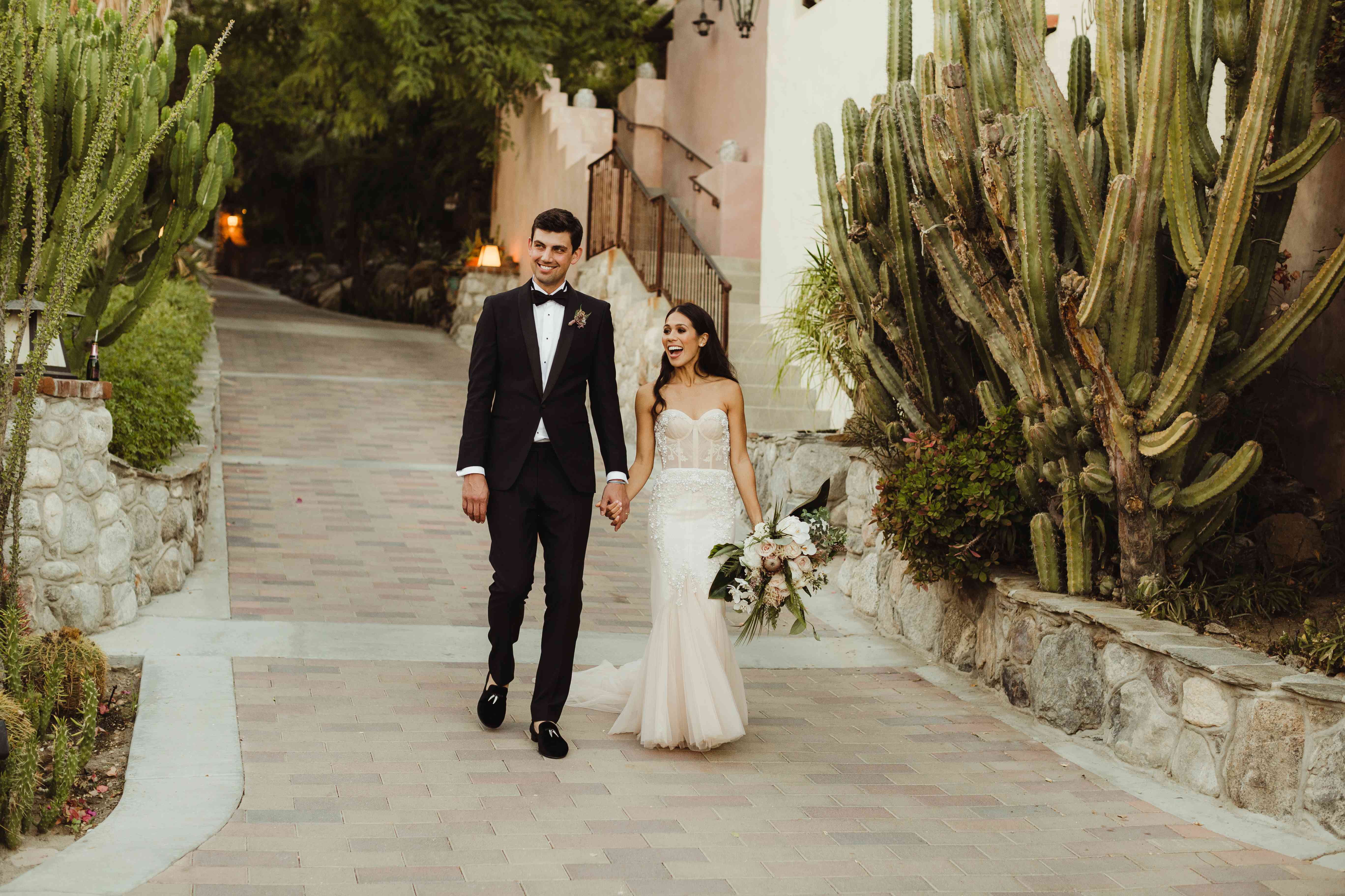 新娘和新郎手牵着手走路