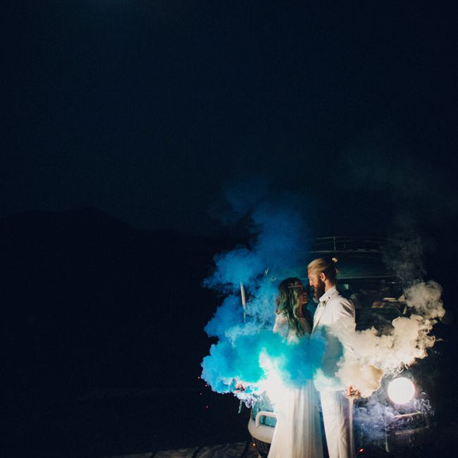 婚纱摄影与蓝色和白色烟雾弹