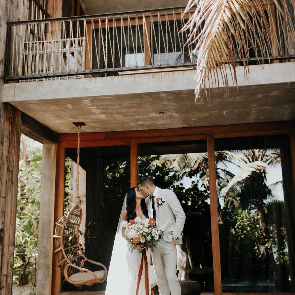 新娘和新郎接吻