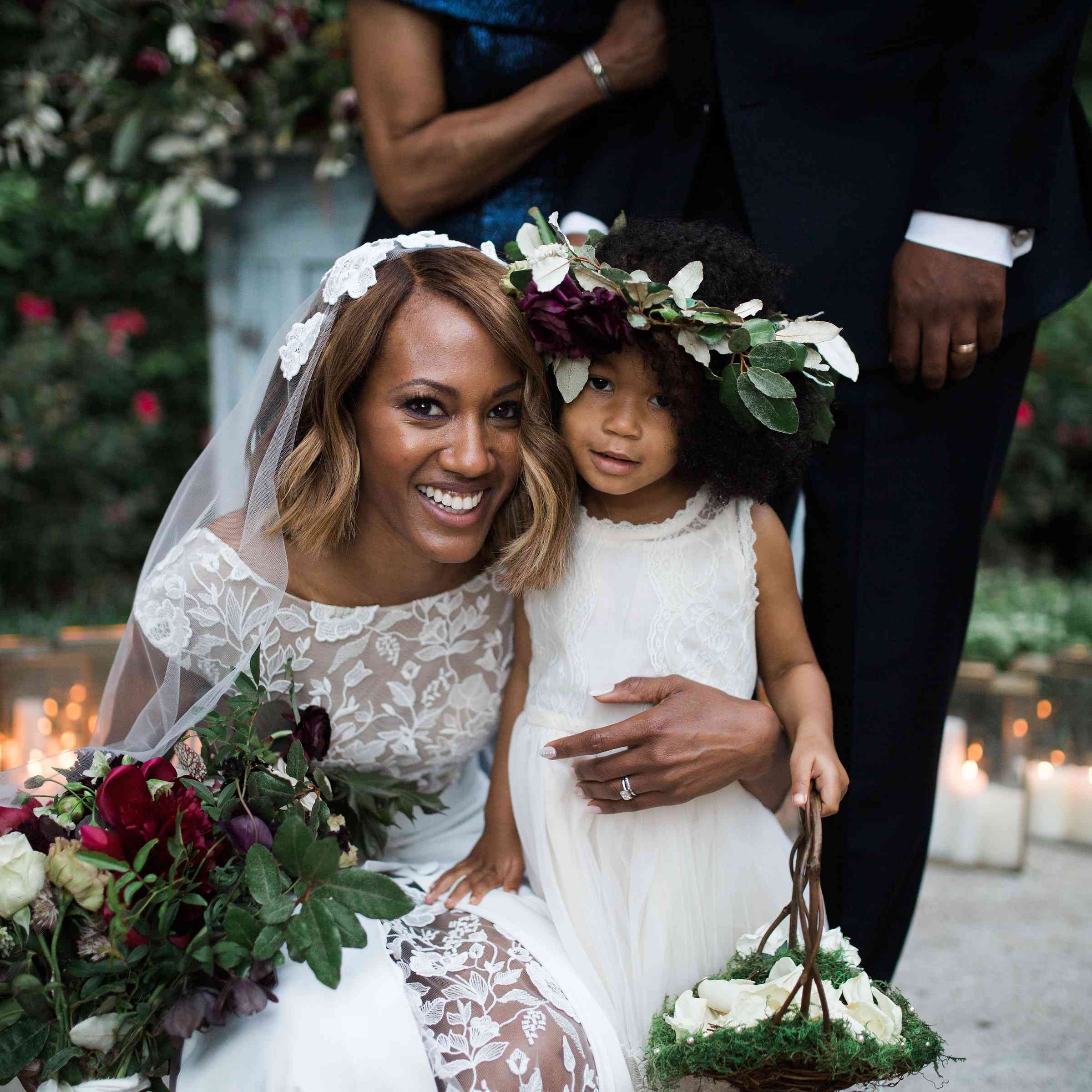 新娘和花童在婚礼