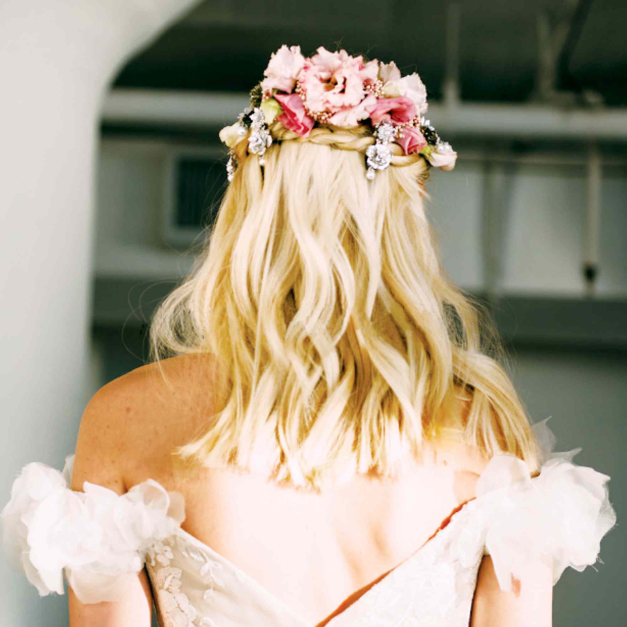 鲜花在婚礼上的头发