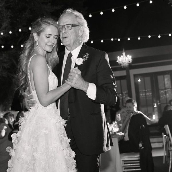 新娘和她的父亲在婚礼上跳舞