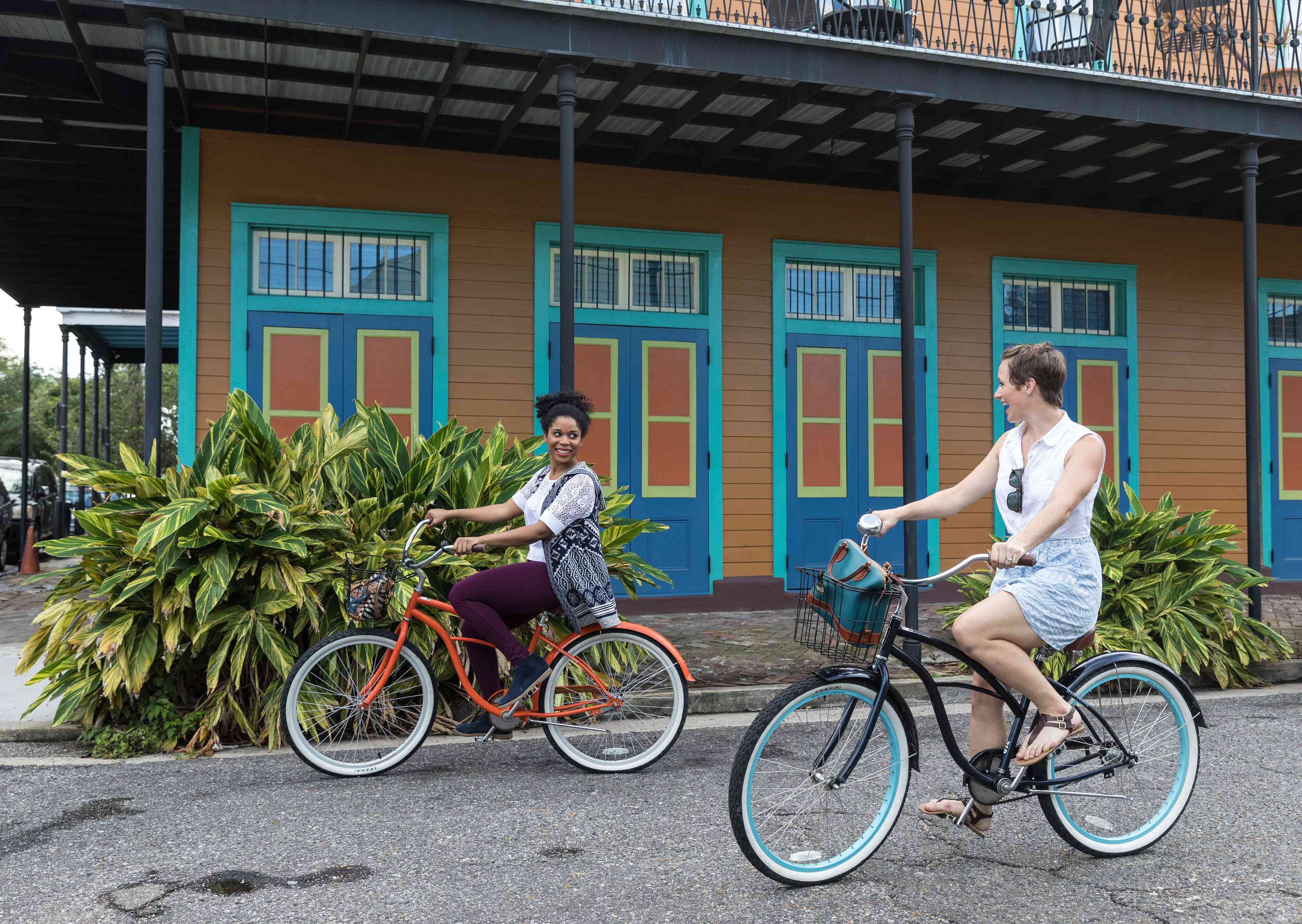 一对LGBTQ情侣骑自行车穿越新奥尔良