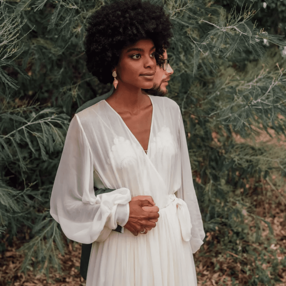 握手的新娘和新郎