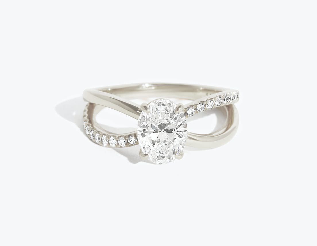 白金分裂柄椭圆形钻戒