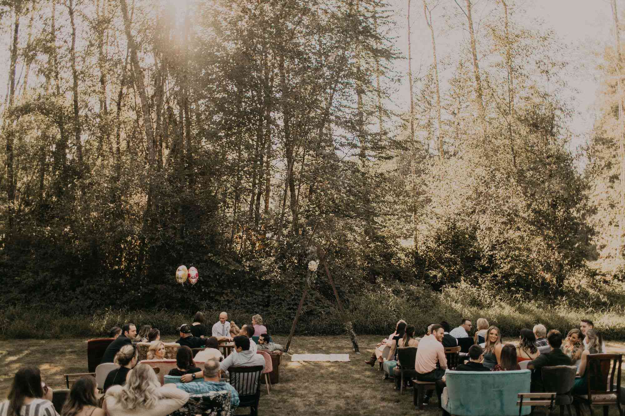 在树前的仪式通道与三角形拱门和不匹配的家具