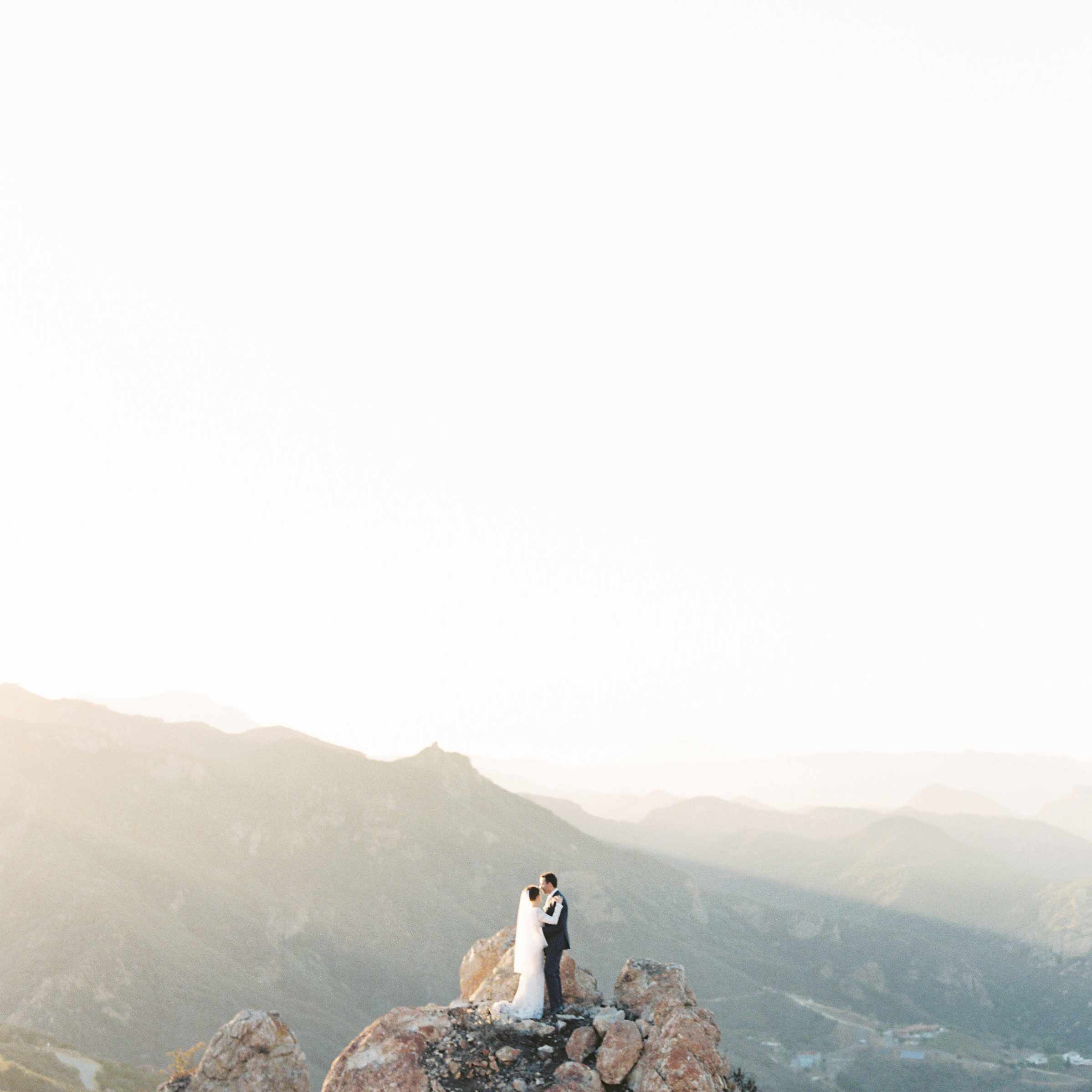 新婚夫妇在山上