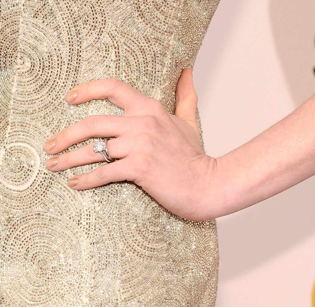 单粒钻石订婚戒指配金亮片裙188bet官网88bet官网