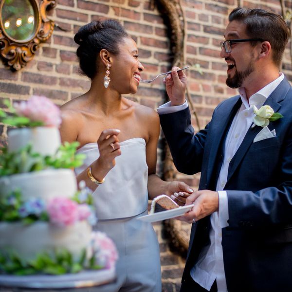 新娘和新郎切蛋糕