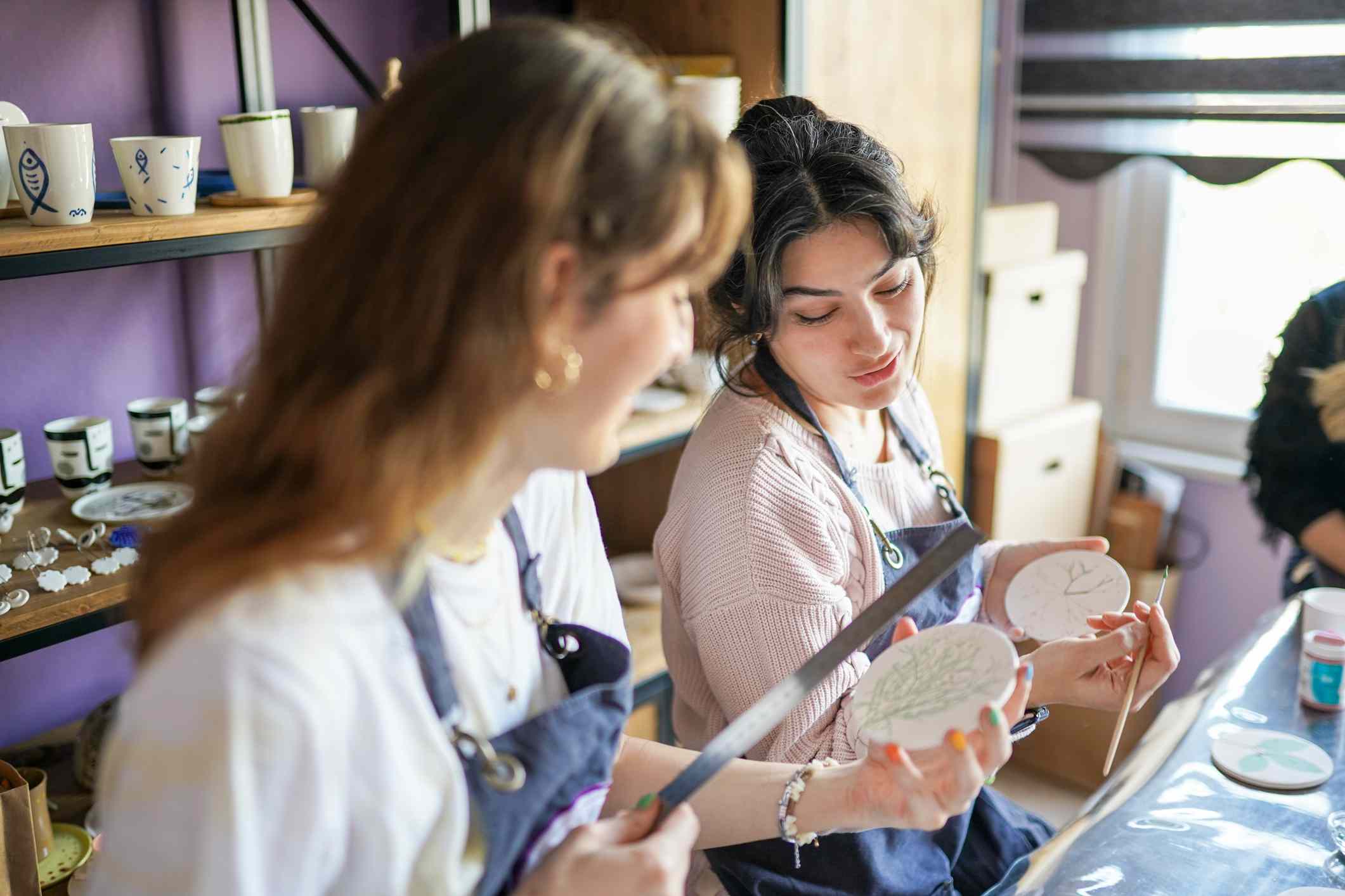 两个朋友绘画陶瓷