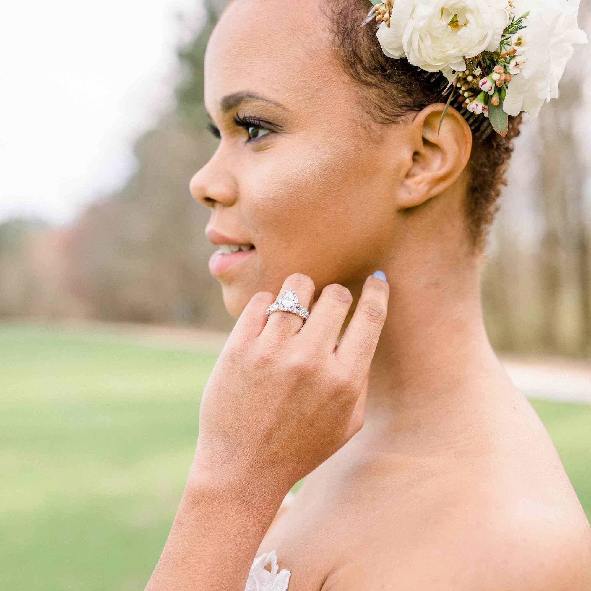 新娘头上戴着花