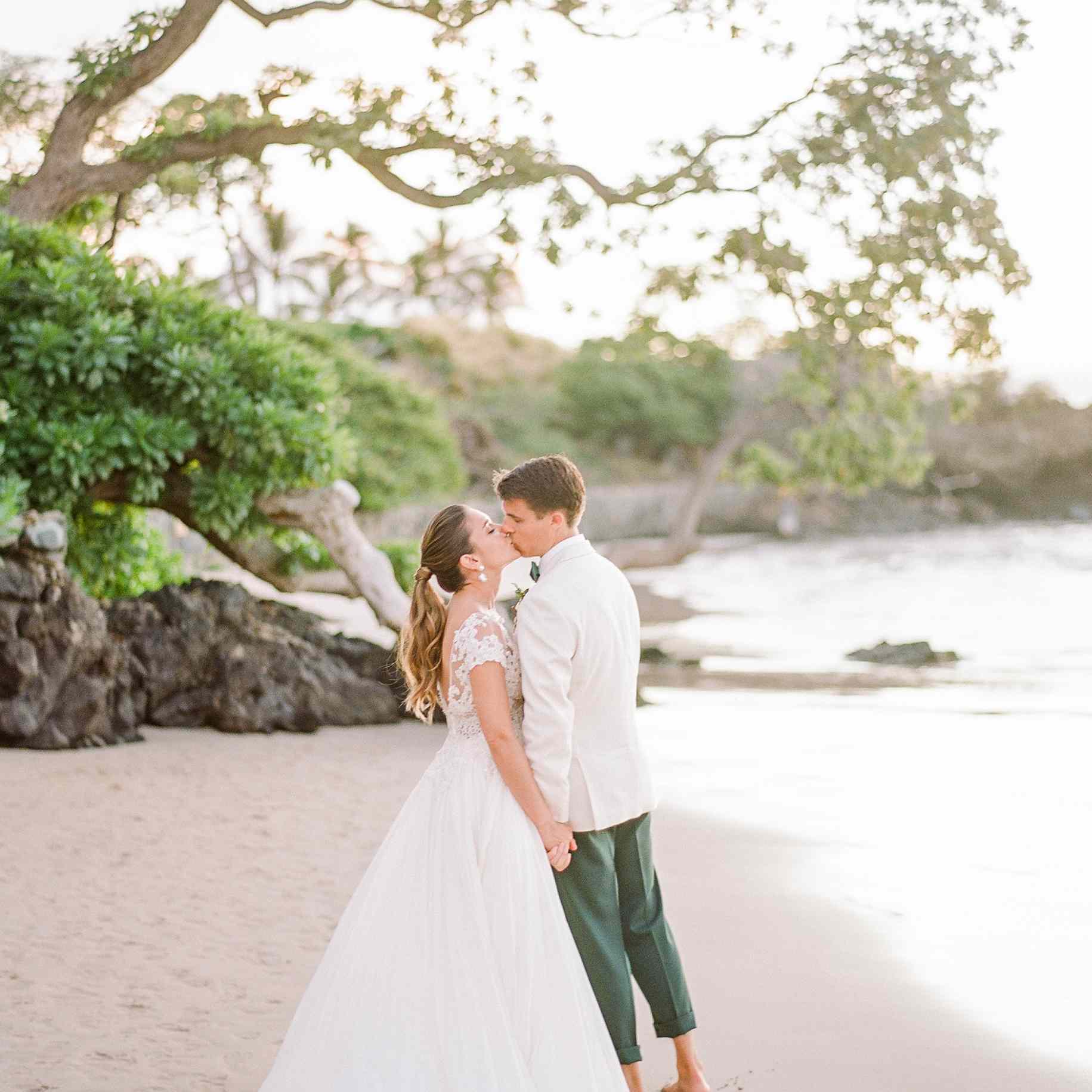 亲吻在海滩的新娘和新郎