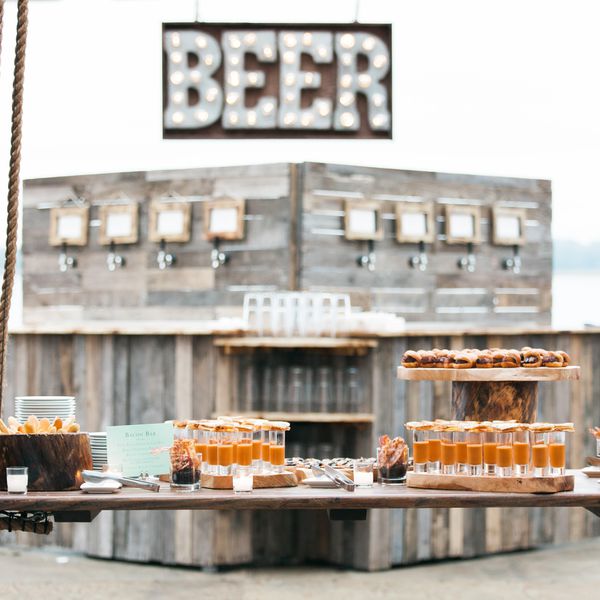 啤酒，奶酪和椒盐脆饼婚宴食品站