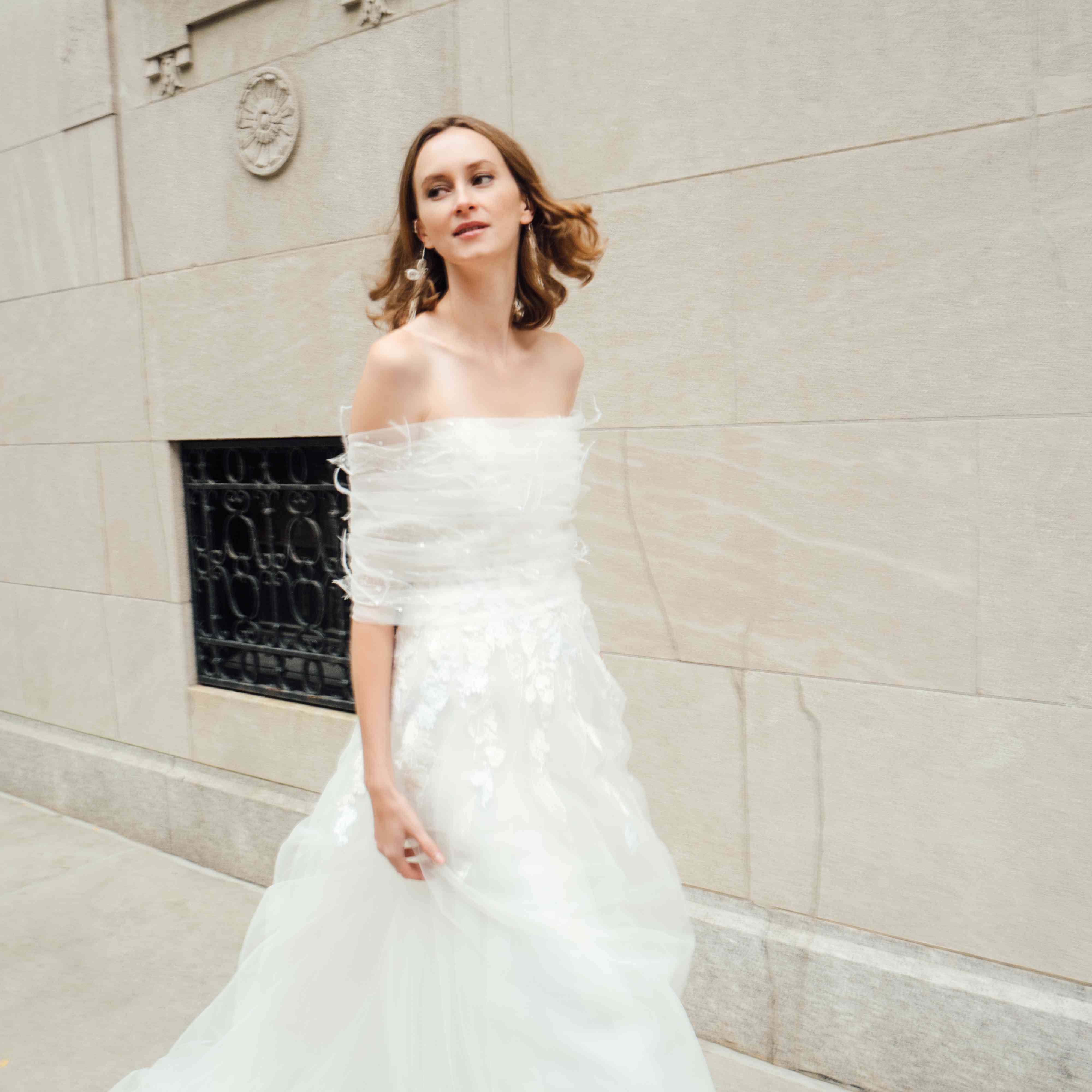 模特分层薄纱露肩礼服与花卉刺绣