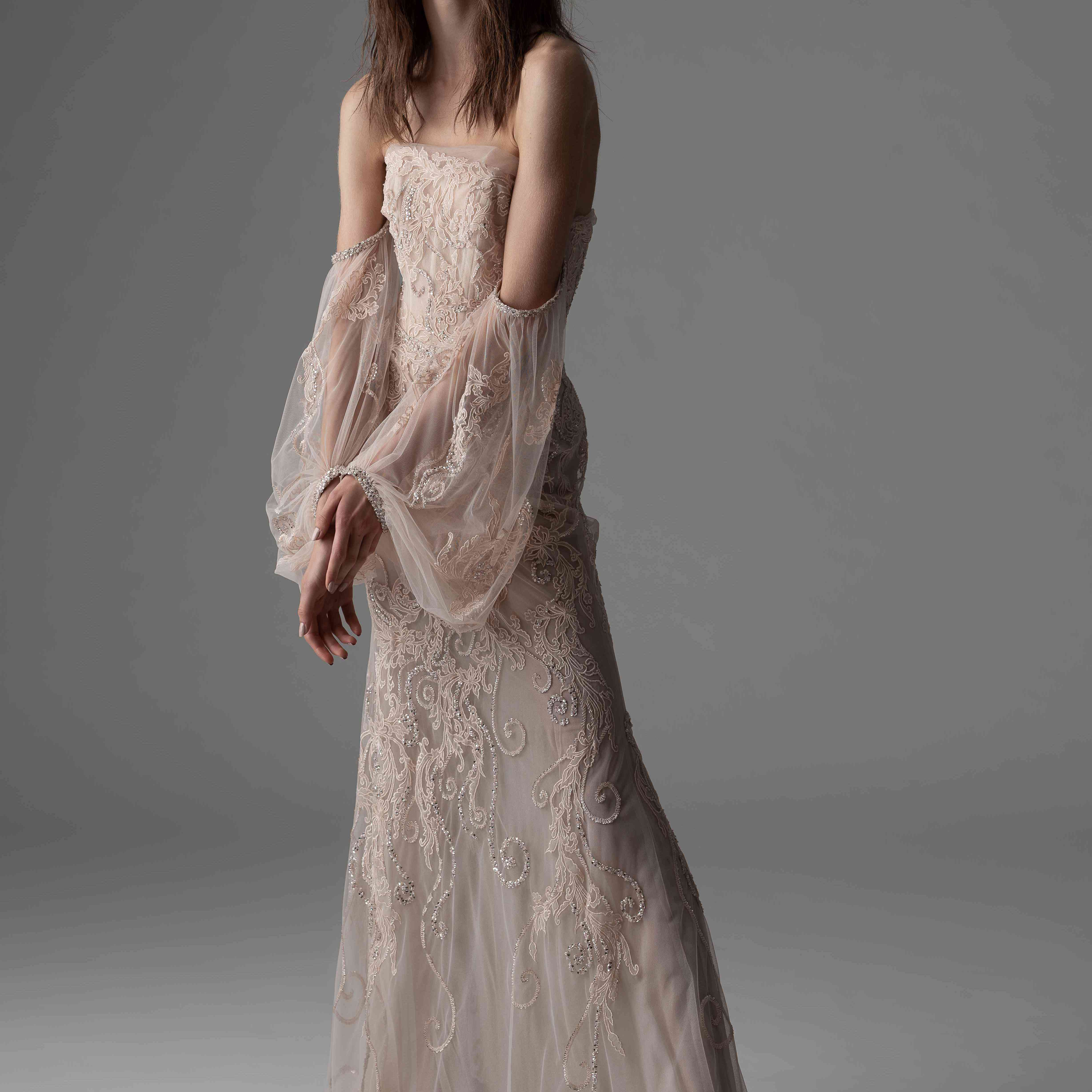 在腮红薄纱场外的单肩礼服刺绣模式