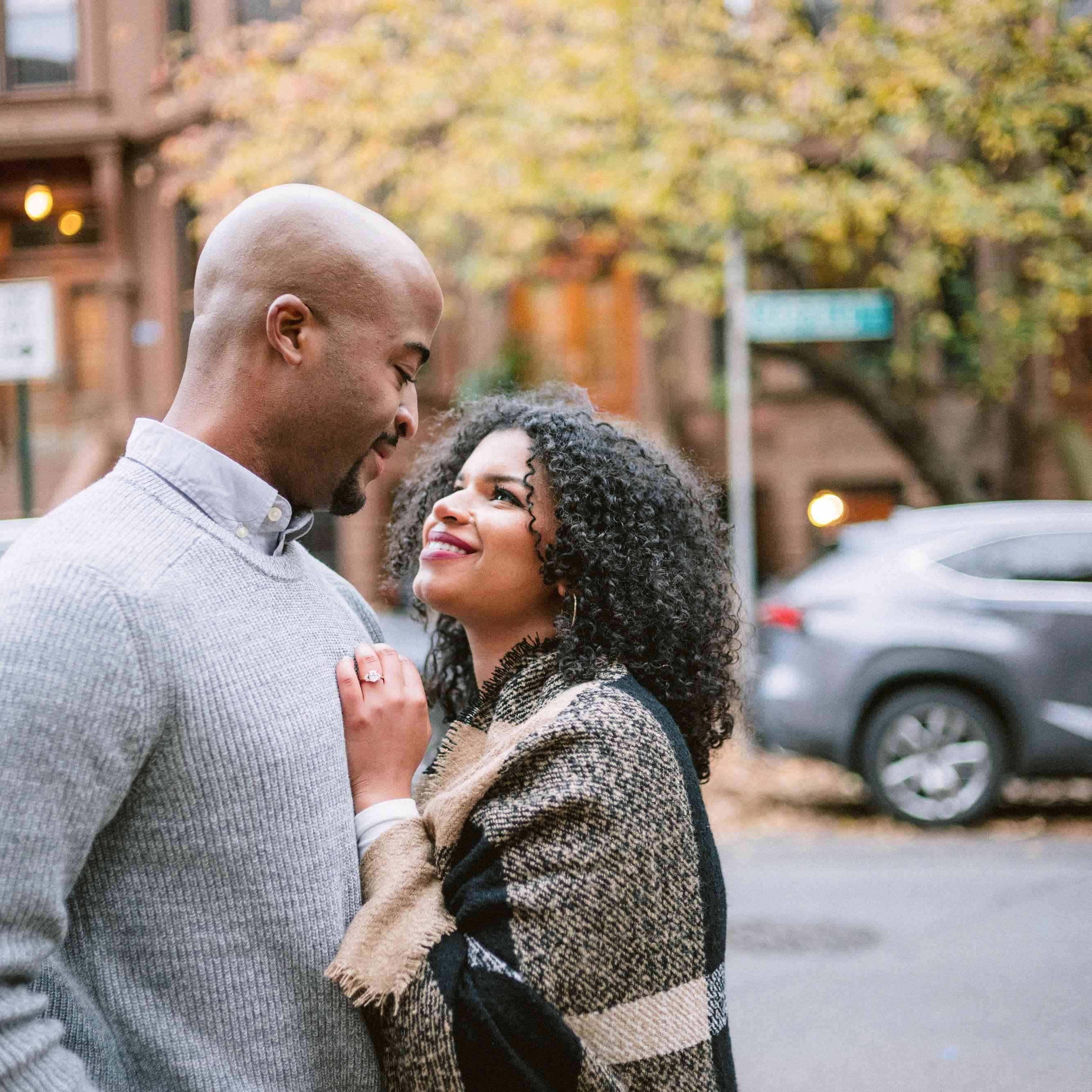 情侣摆姿势微笑