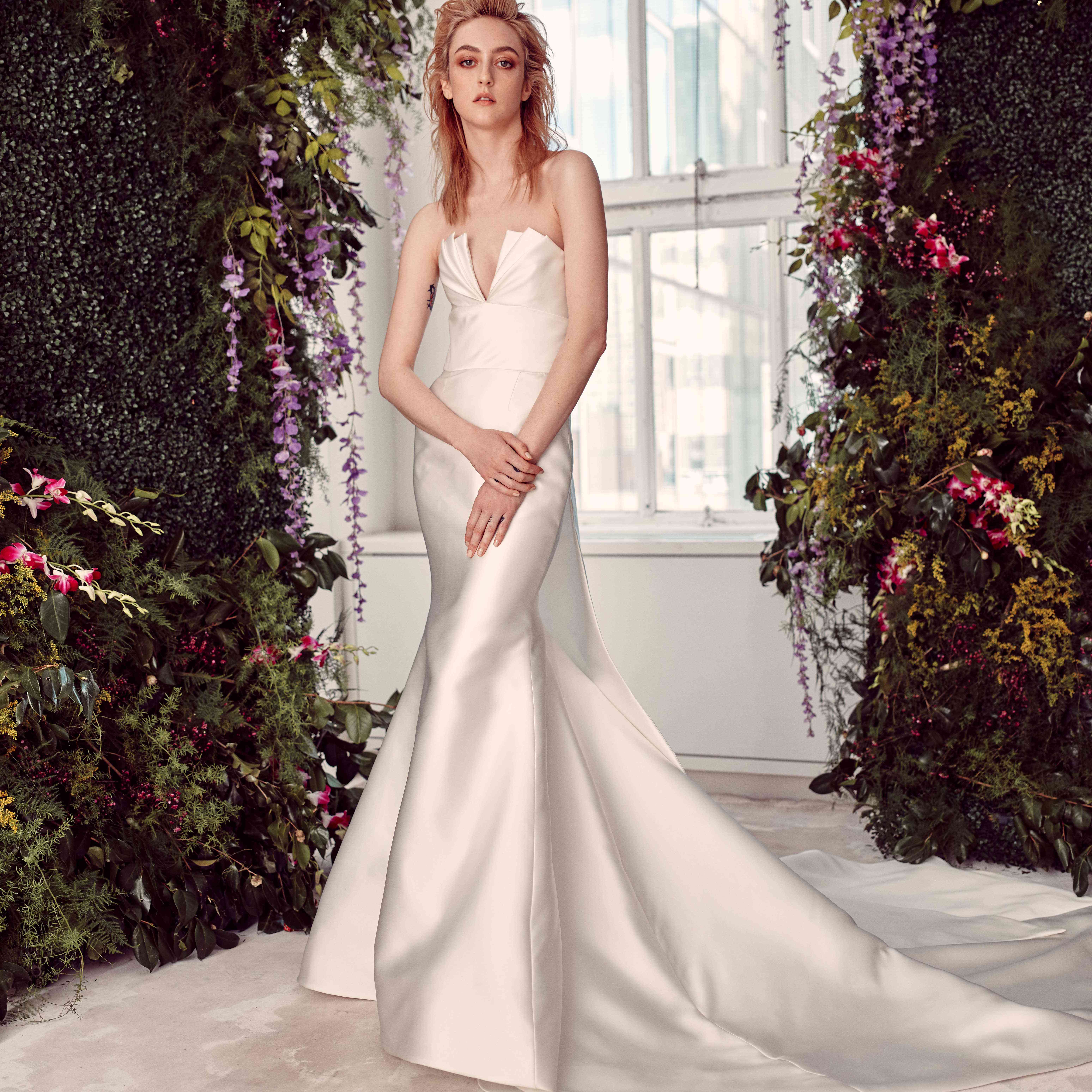 在露肩V领缎面拟合模型和耀斑礼服