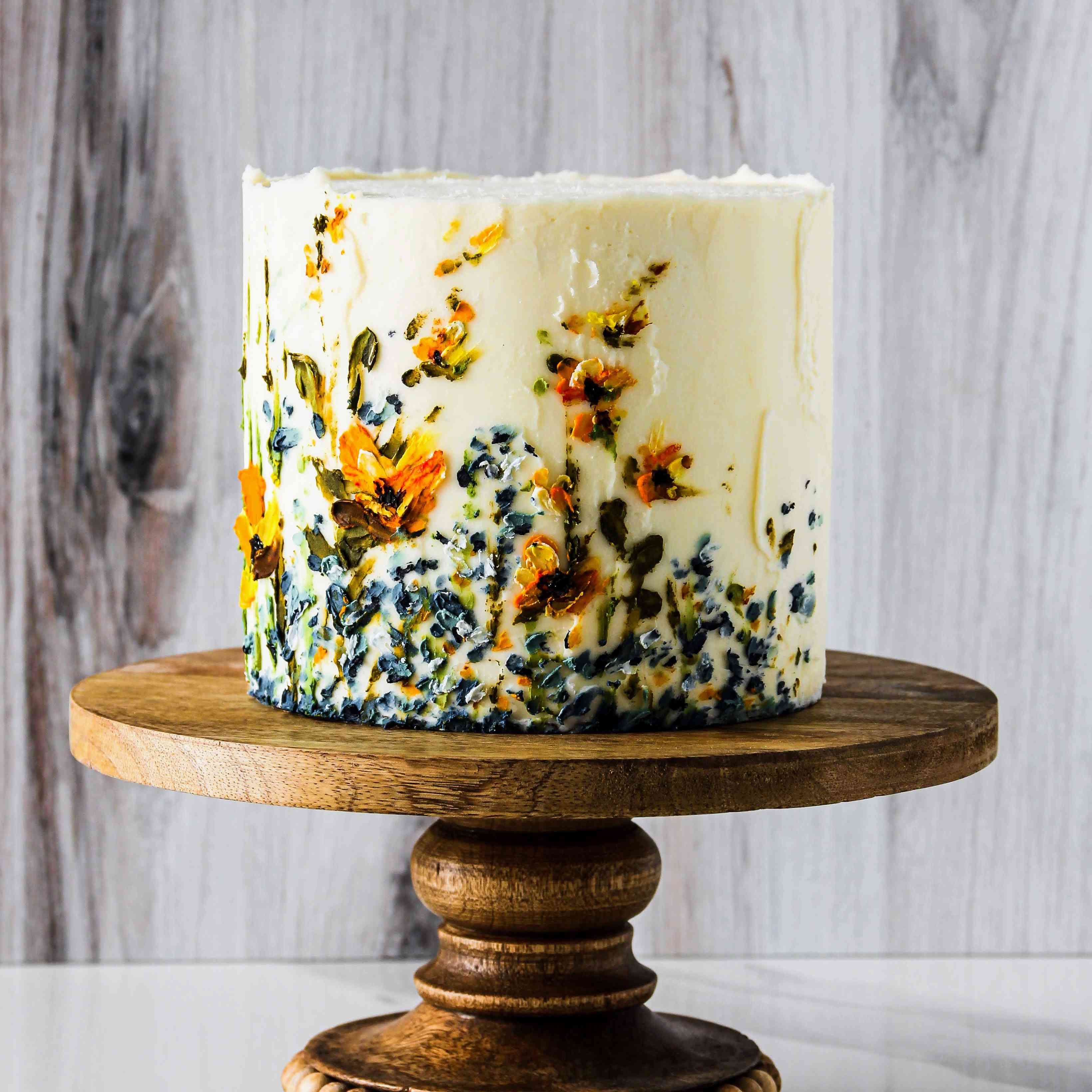 单层奶油蛋糕与鲜花