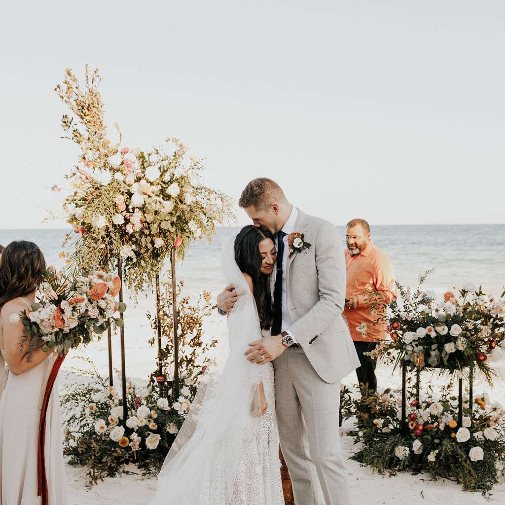 在仪式的夫妇拥抱