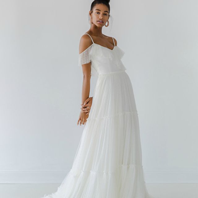 模特在薄纱垂肩裙分层裙