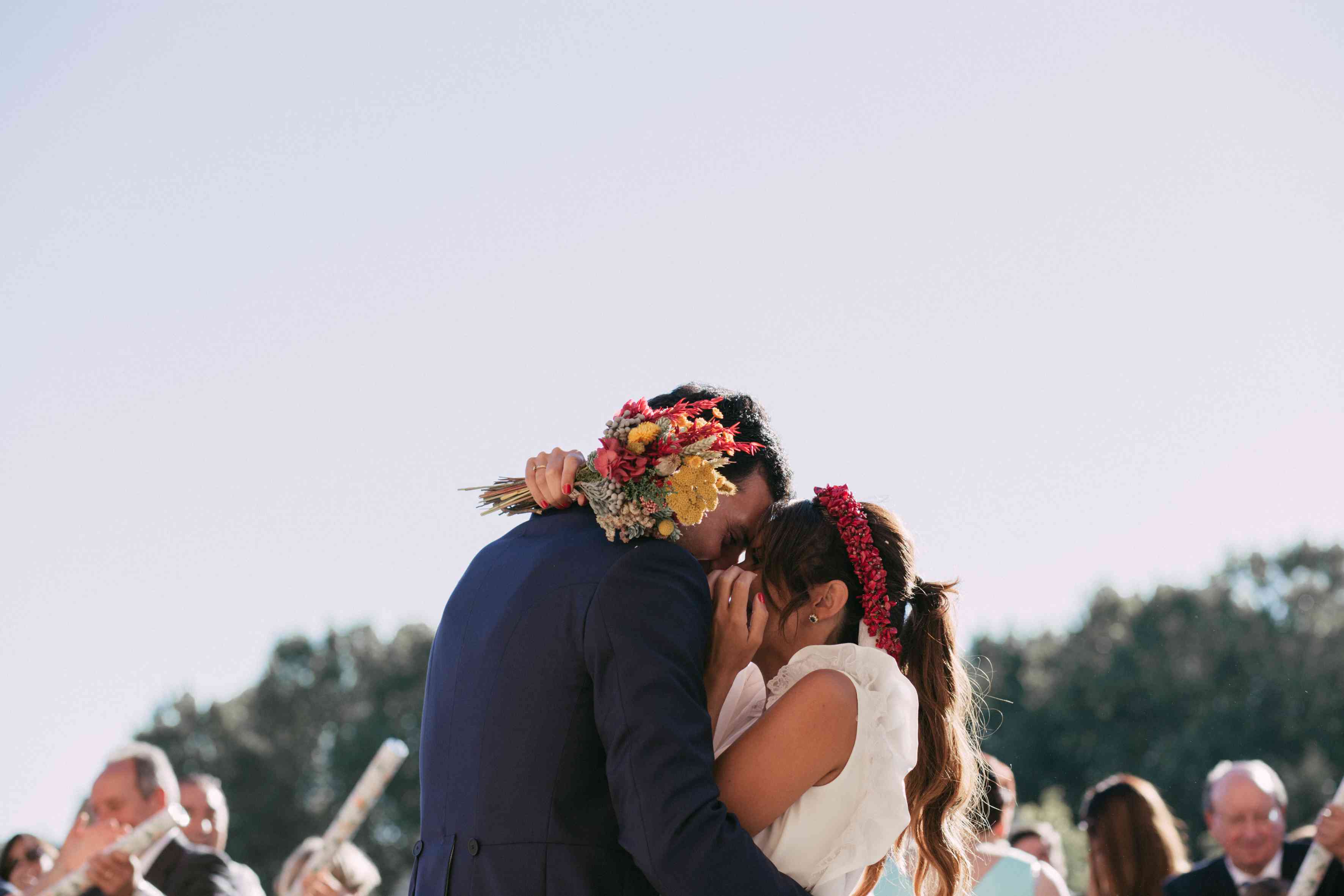 新娘和新郎在仪式后